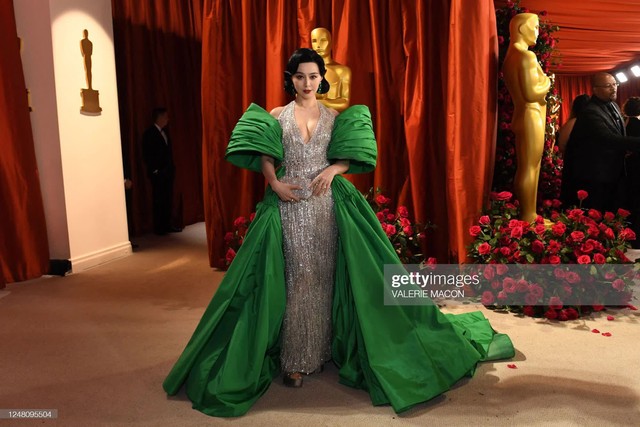 Thảm đỏ lễ trao giải Oscar 2023: Phạm Băng Băng lộng lẫy như bà hoàng lấn át các mỹ nhân Hollywood, sao gốc Á gây ấn tượng - Ảnh 2.