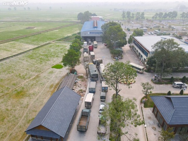 Ô tô từ Hà Nội dồn về, các trung tâm đăng kiểm ở Bắc Ninh quá tải - Ảnh 3.