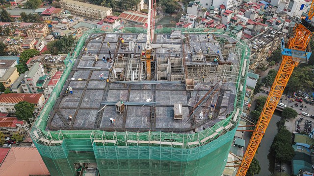 [Photo Essay] Muốn mua căn hộ chung cư mới 3 phòng ngủ khu trung tâm, người dân Hà Nội phải có trong tay 10 tỷ đồng - Ảnh 3.