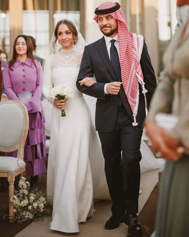  Cận cảnh đám cưới của công chúa xinh đẹp nhất Jordan: Cô dâu mặc váy cưới đẳng cấp, khung cảnh lãng mạn tựa truyện cổ tích - Ảnh 4.