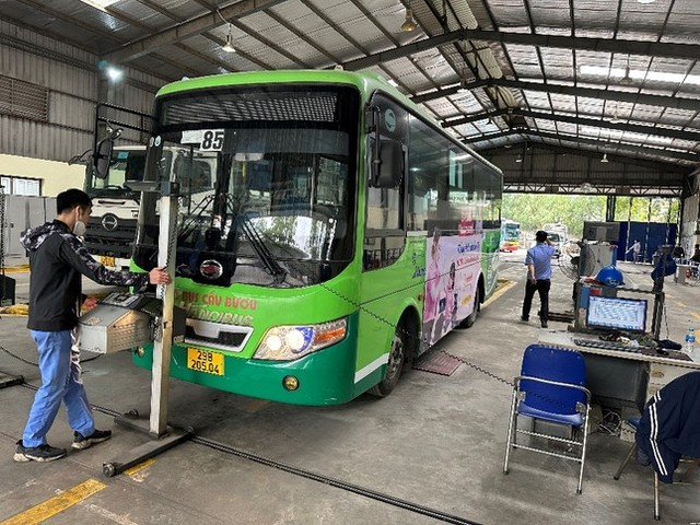 Xe buýt, xe khách Hà Nội nằm chờ đăng kiểm - Ảnh 1.
