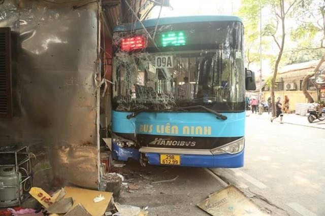 Xe buýt lao vào quán bún chả ở Hà Nội, 2 người bị thương - Ảnh 1.