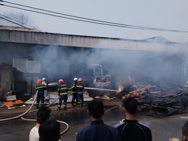 Cháy ngùn ngụt nhà kho cạnh cây xăng ở Hà Nội - Ảnh 2.