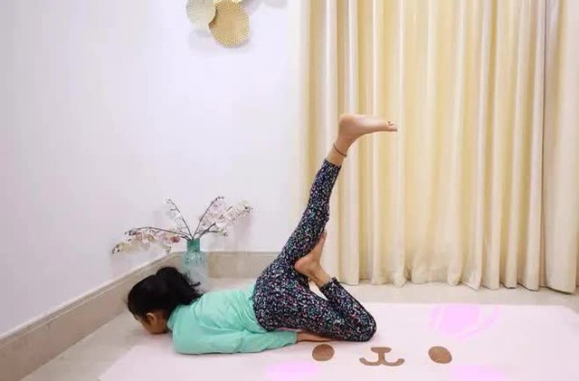 Phá kỷ lục Guinness khi hoàn thành khoá đào tạo, trở thành HLV dạy Yoga trong 200 giờ, cô bé 7 tuổi khiến cả thế giới thán phục: Đúng tuổi trẻ tài cao! - Ảnh 3.