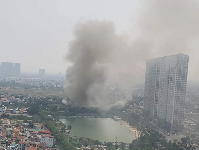 Cháy ngùn ngụt nhà kho cạnh cây xăng ở Hà Nội - Ảnh 1.