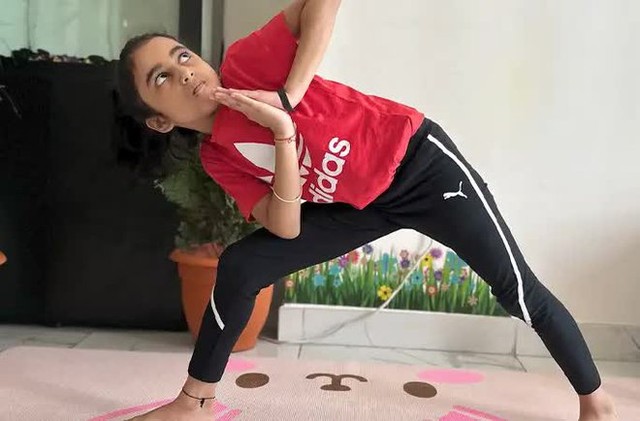 Phá kỷ lục Guinness khi hoàn thành khoá đào tạo, trở thành HLV dạy Yoga trong 200 giờ, cô bé 7 tuổi khiến cả thế giới thán phục: Đúng tuổi trẻ tài cao! - Ảnh 2.