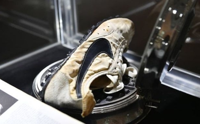 Đôi giày cũ nát trông như đồ bỏ đi, 1 đại gia sẵn sàng "xuống tiền" 10 tỷ để mua bằng được: Nguyên nhân đằng sau đầy bất ngờ