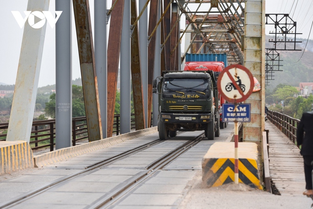 Cận cảnh cây cầu độc lạ nhất Việt Nam, tài xế mỗi lần đi qua đều rùng mình lo sợ - Ảnh 3.