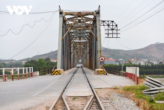 Cận cảnh cây cầu độc lạ nhất Việt Nam, tài xế mỗi lần đi qua đều rùng mình lo sợ - Ảnh 2.