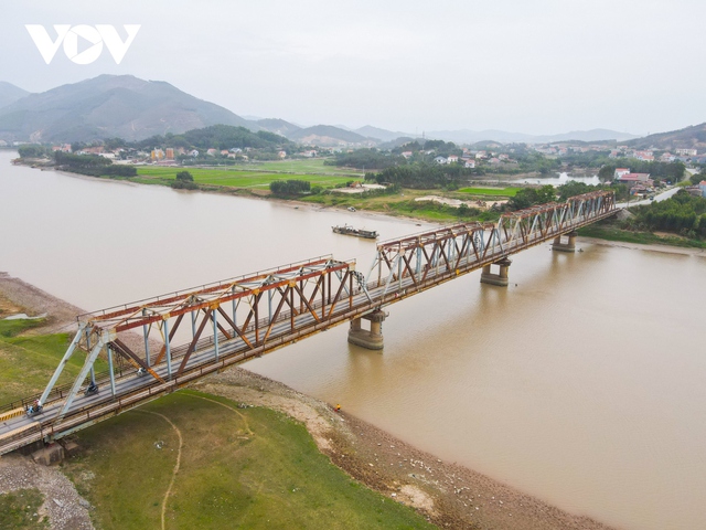 Cận cảnh cây cầu độc lạ nhất Việt Nam, tài xế mỗi lần đi qua đều rùng mình lo sợ - Ảnh 1.
