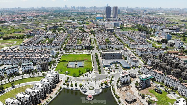 Khu đô thị có hàng trăm biệt thự triệu đô bỏ hoang ở Hà Nội - Ảnh 2.