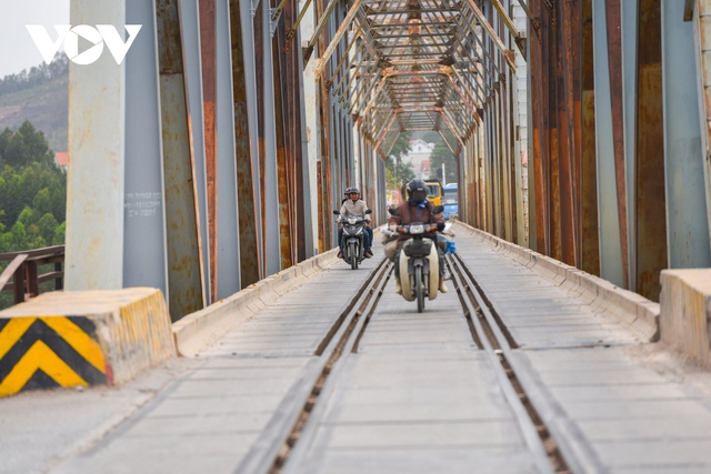 Cận cảnh cây cầu độc lạ nhất Việt Nam, tài xế mỗi lần đi qua đều rùng mình lo sợ - Ảnh 11.