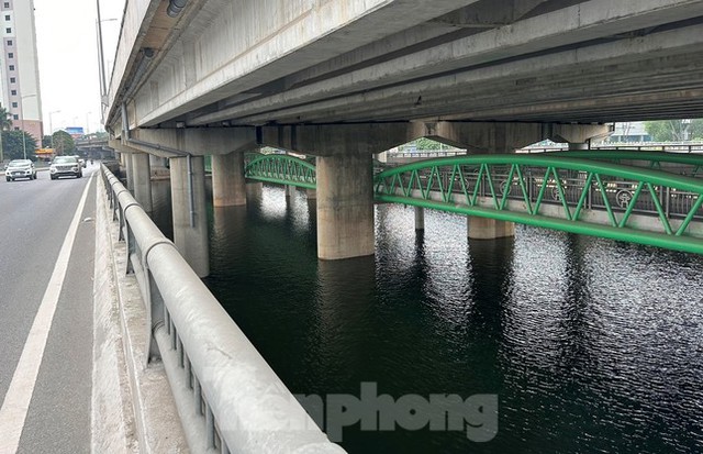 Cầu vòm thép vượt hồ Linh Đàm vắng xe qua lại - Ảnh 2.