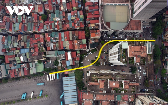 Cận cảnh con đường sẽ cắt ngang sân chung cư 25 Lạc Trung khiến dân không đồng thuận - Ảnh 1.