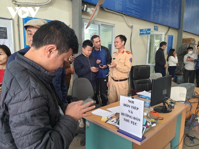 Trung tâm đăng kiểm ở Hà Nội bớt ùn tắc hơn khi có sự chi viện của CSGT - Ảnh 4.