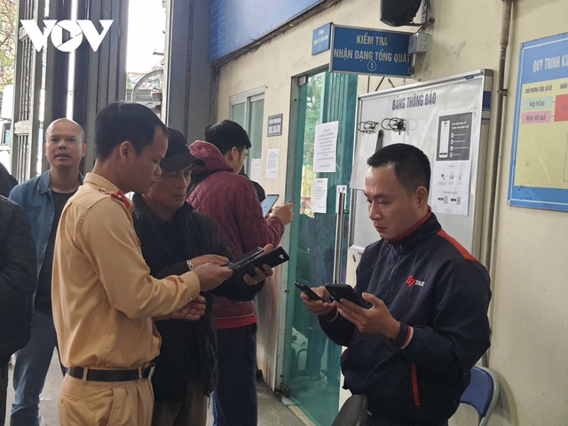 Trung tâm đăng kiểm ở Hà Nội bớt ùn tắc hơn khi có sự chi viện của CSGT - Ảnh 16.