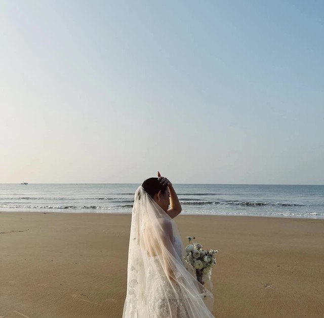 Linh Rin hé lộ ảnh cưới trên bãi biển bên bạn trai doanh nhân Phillip Nguyễn - Ảnh 1.