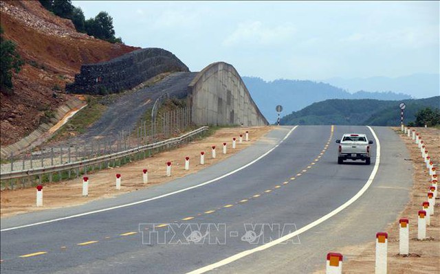 Các xe ô tô lưu thông với tốc độ chậm trên tuyến cao tốc La Sơn – Túy Loan. Ảnh tư liệu: Đỗ Trưởng/TTXVN