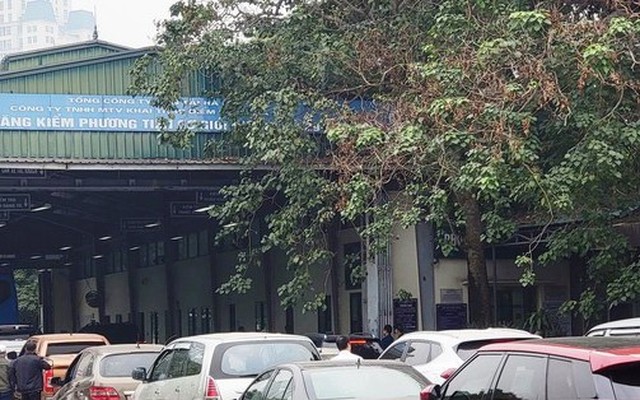 Tình trạng ùn tắc vẫn diễn ra tại nhiều trung tâm đăng kiểm ở Hà Nội.