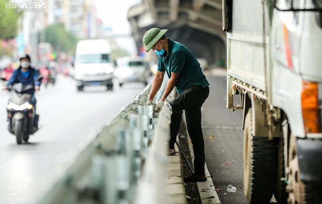 Mọc thêm 3 lô cốt, đường giao thông huyết mạch Thủ đô đã tắc nay còn tắc hơn - Ảnh 16.