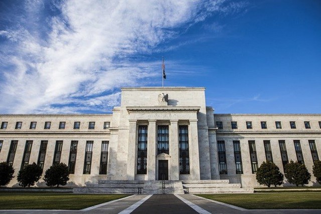 Tình thế tiến thoái lưỡng nan của Fed trước cuộc họp tuần tới: Mắc kẹt giữa mục tiêu giảm lạm phát và ổn định tài chính - Ảnh 1.
