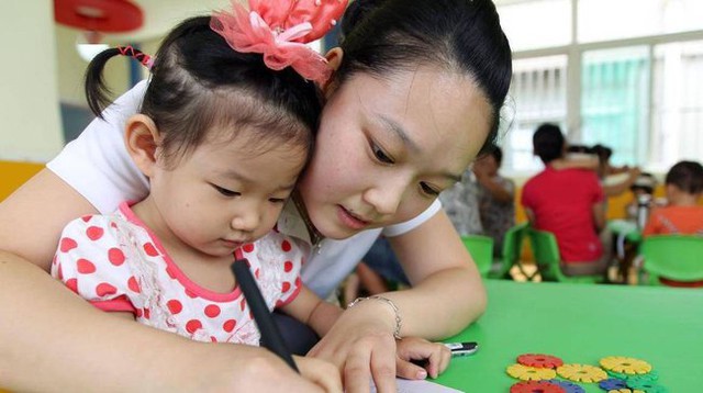 Ngày nào trước khi đi mẫu giáo, con cũng xin uống một ngụm nước, mẹ sinh nghi hỏi han thì biết được sự thật bẽ bàng - Ảnh 2.