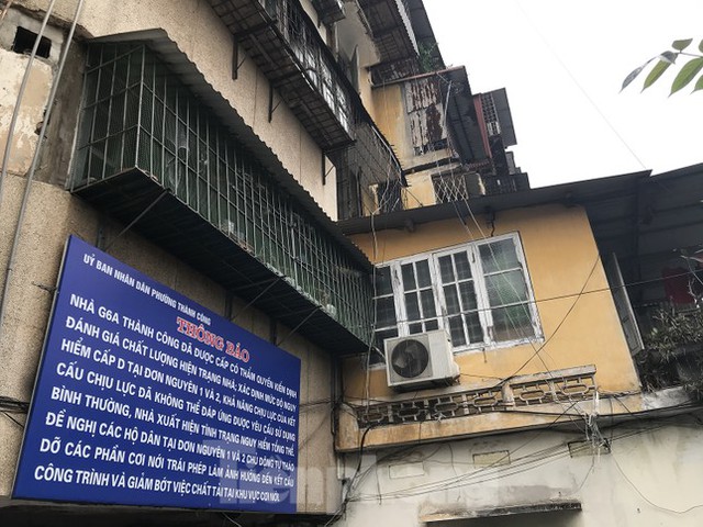 Hà Nội: Lập hàng rào tôn quây kín chung cư cũ G6A Thành Công - Ảnh 3.