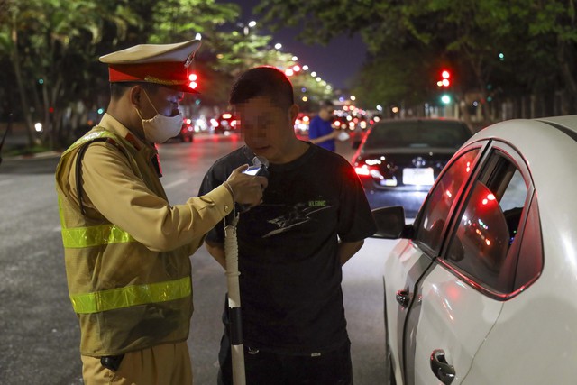 Hà Nội: Cảnh sát hóa trang xử lý nồng độ cồn gần quán nhậu - Ảnh 5.