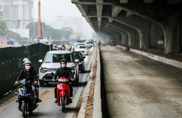 Mọc thêm 3 lô cốt, đường giao thông huyết mạch Thủ đô đã tắc nay còn tắc hơn - Ảnh 5.