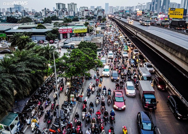 Mọc thêm 3 lô cốt, đường giao thông huyết mạch Thủ đô đã tắc nay còn tắc hơn - Ảnh 3.