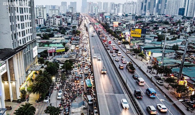 Mọc thêm 3 lô cốt, đường giao thông huyết mạch Thủ đô đã tắc nay còn tắc hơn - Ảnh 2.