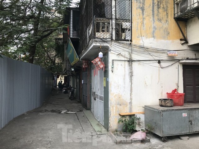 Hà Nội: Lập hàng rào tôn quây kín chung cư cũ G6A Thành Công - Ảnh 2.