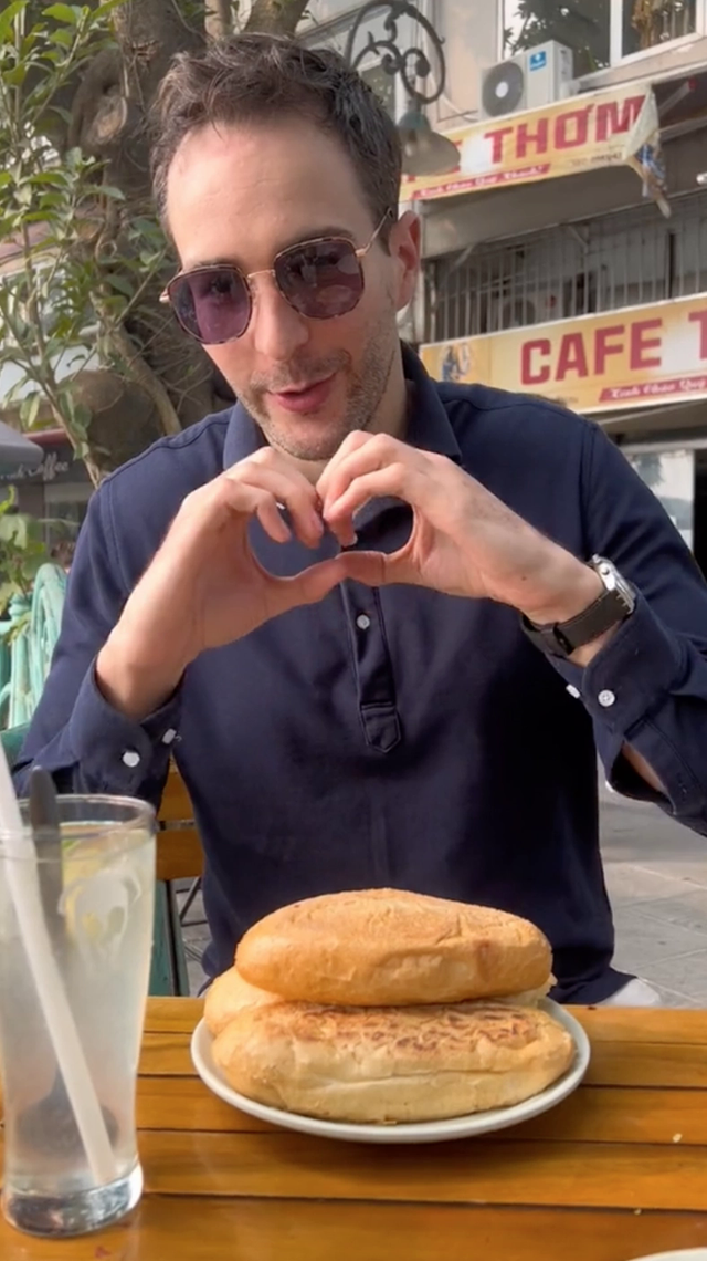 YouTuber người Pháp chỉ ra điểm khác biệt lớn khi ăn bánh mì ở Pháp và ở Việt Nam khiến ai cũng phải gật gù - Ảnh 3.