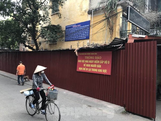 Hà Nội: Lập hàng rào tôn quây kín chung cư cũ G6A Thành Công - Ảnh 1.
