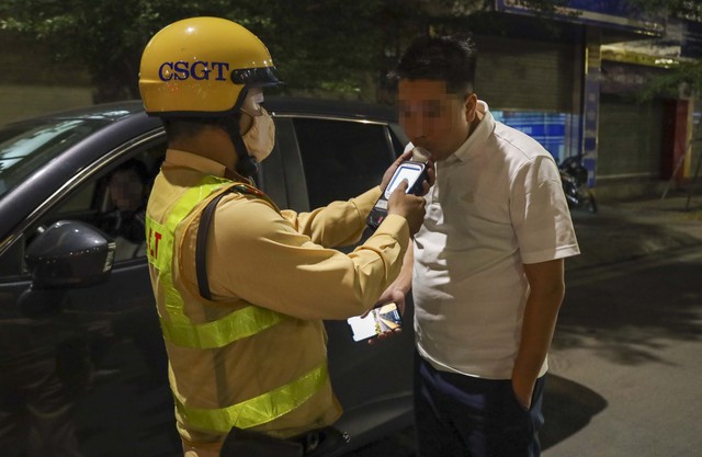 Hà Nội: Cảnh sát hóa trang xử lý nồng độ cồn gần quán nhậu - Ảnh 13.