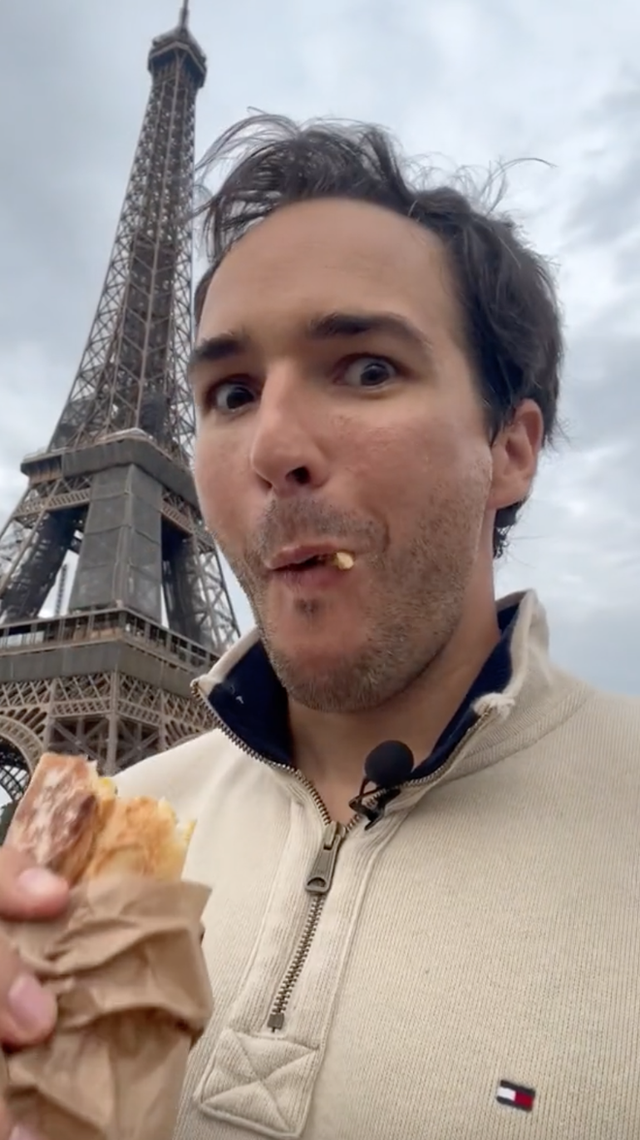 YouTuber người Pháp chỉ ra điểm khác biệt lớn khi ăn bánh mì ở Pháp và ở Việt Nam khiến ai cũng phải gật gù - Ảnh 2.