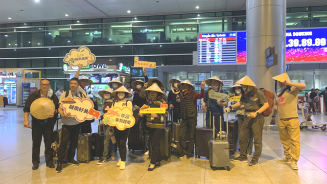 Khách du lịch Trung Quốc hào hứng đến TP Hồ Chí Minh - Ảnh 1.
