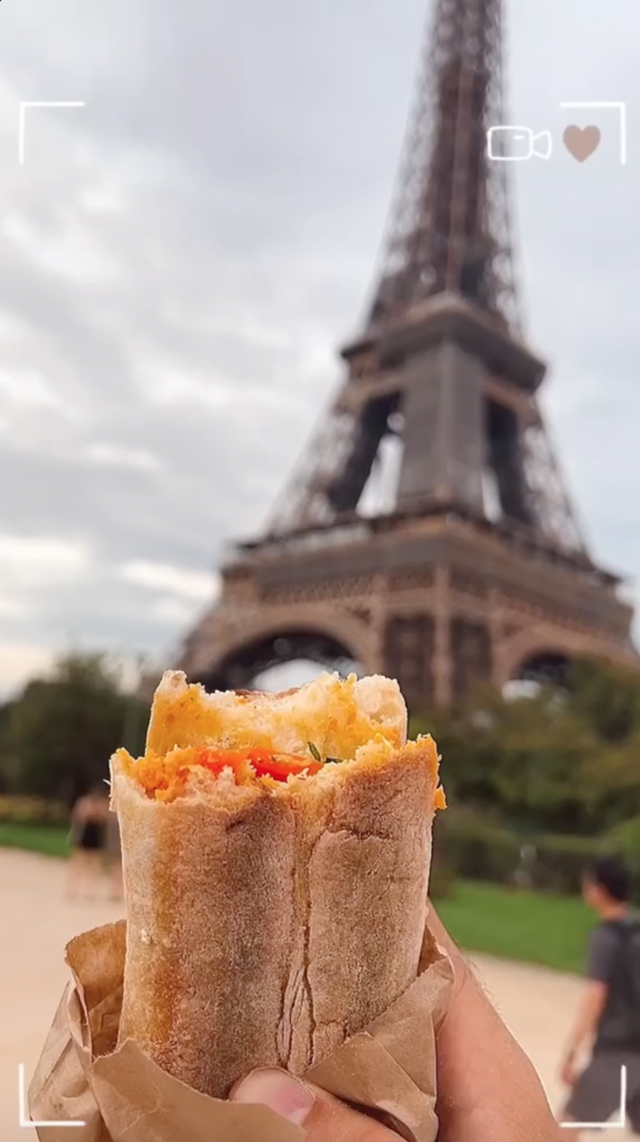 YouTuber người Pháp chỉ ra điểm khác biệt lớn khi ăn bánh mì ở Pháp và ở Việt Nam khiến ai cũng phải gật gù - Ảnh 1.