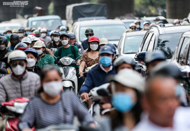 Mọc thêm 3 lô cốt, đường giao thông huyết mạch Thủ đô đã tắc nay còn tắc hơn - Ảnh 11.