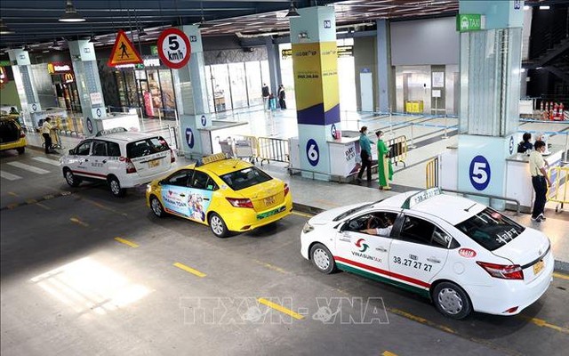 Xe taxi hoạt động tại sân bay Tân Sơn Nhất. Ảnh: Hồng Đạt/TTXVN