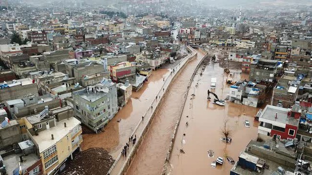 Thổ Nhĩ Kỳ thảm họa chưa ngừng: Các thành phố vừa đổ nát vì động đất giờ ngập trong lũ lụt, đường bị xẻ đôi trong giây lát, nhà cửa xe cộ đều cuốn trôi - Ảnh 5.