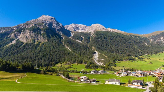 Một ngôi làng ở Thụy Sĩ cấm du khách chụp ảnh vì quá đẹp, ai cũng kêu trời khi biết lý do khôn ngoan phía sau - Ảnh 4.