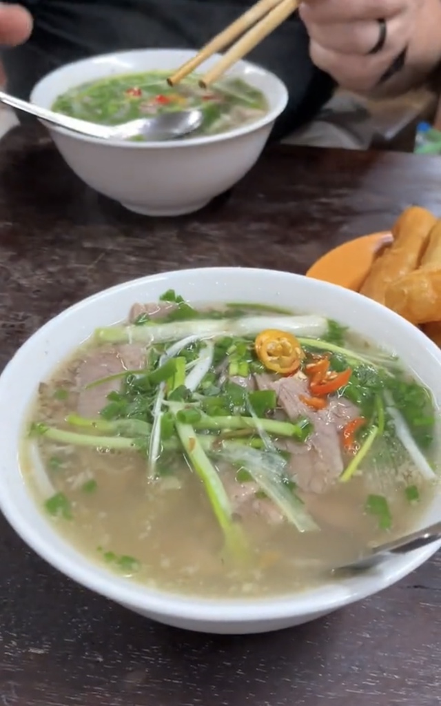 Đi nửa vòng trái đất đến Việt Nam để thực hiện ước mơ ăn phở, nhưng món ăn kèm này mới là điều khiến du khách nước ngoài bất ngờ - Ảnh 1.