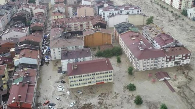 Thổ Nhĩ Kỳ thảm họa chưa ngừng: Các thành phố vừa đổ nát vì động đất giờ ngập trong lũ lụt, đường bị xẻ đôi trong giây lát, nhà cửa xe cộ đều cuốn trôi - Ảnh 4.