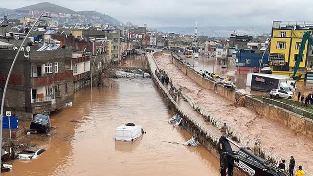 Thổ Nhĩ Kỳ thảm họa chưa ngừng: Các thành phố vừa đổ nát vì động đất giờ ngập trong lũ lụt, đường bị xẻ đôi trong giây lát, nhà cửa xe cộ đều cuốn trôi - Ảnh 2.