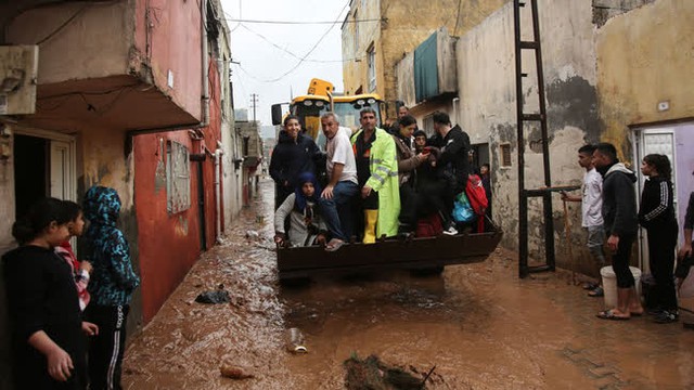 Thổ Nhĩ Kỳ thảm họa chưa ngừng: Các thành phố vừa đổ nát vì động đất giờ ngập trong lũ lụt, đường bị xẻ đôi trong giây lát, nhà cửa xe cộ đều cuốn trôi - Ảnh 1.