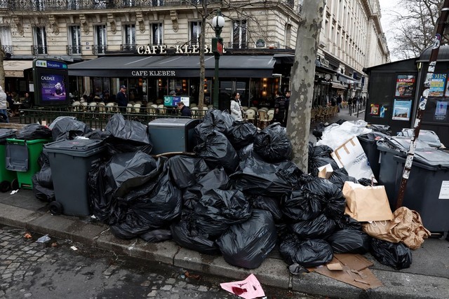 Sốc với loạt ảnh tại kinh đô ánh sáng Paris: 10.000 tấn rác chồng chất như núi, vẻ hoa lệ ngày nào bị xóa nhòa bởi mùi hôi thối - Ảnh 4.