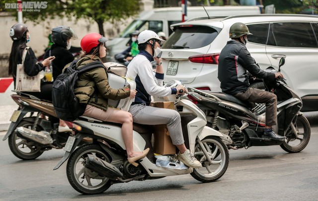 Hà Nội: Người dân vô tư sử dụng điện thoại khi đang lái xe - Ảnh 12.