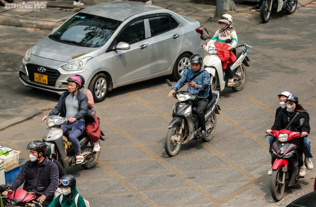 Hà Nội: Người dân vô tư sử dụng điện thoại khi đang lái xe - Ảnh 3.