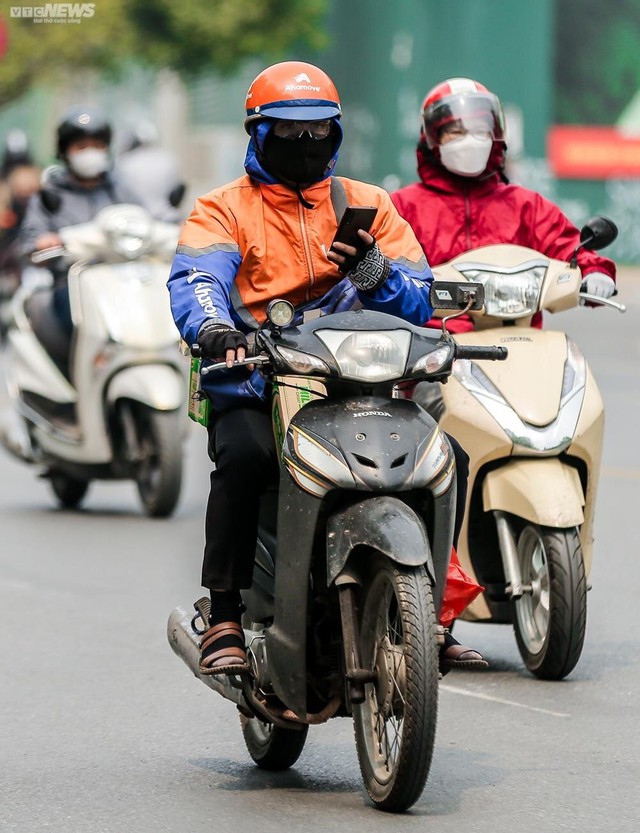 Hà Nội: Người dân vô tư sử dụng điện thoại khi đang lái xe - Ảnh 2.